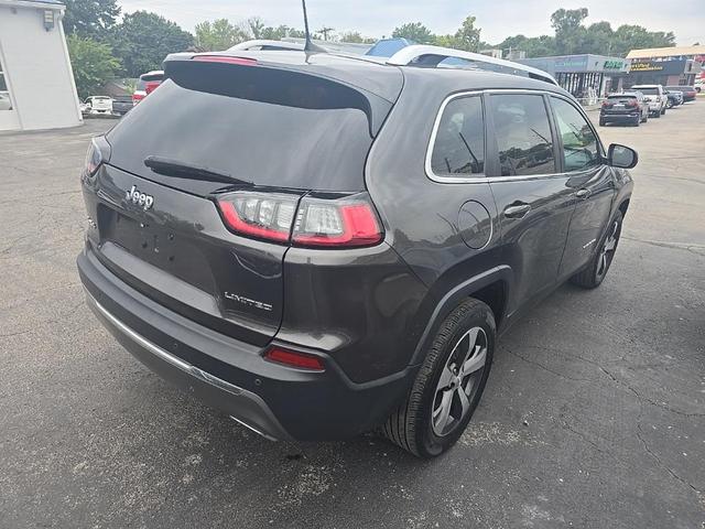 Photo of 2019 Granite Crystal Metallic Clearcoat Jeep Cherokee