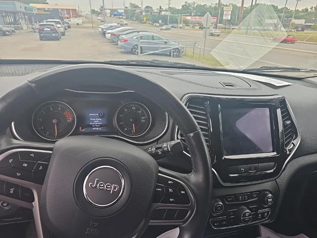 Photo of 2019 Granite Crystal Metallic Clearcoat Jeep Cherokee