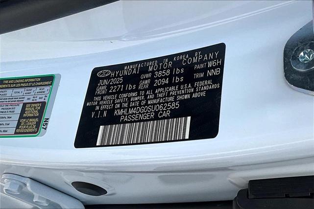Photo of 2025 White Hyundai ELANTRA