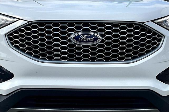 Photo of 2023 Oxford White Ford Edge