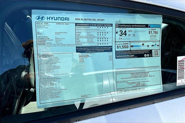 Photo of 2025 White Hyundai ELANTRA