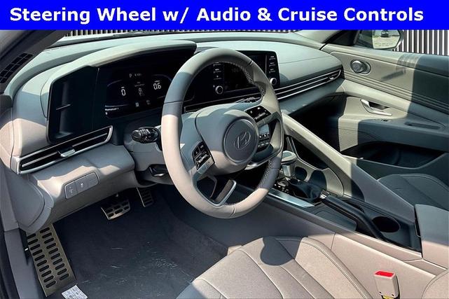 Photo of 2025 White Hyundai ELANTRA