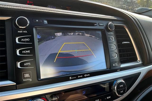 Photo of 2019 White Toyota Highlander