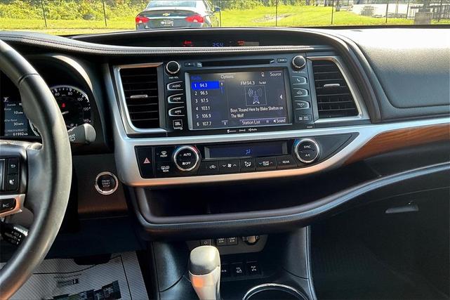 Photo of 2019 White Toyota Highlander