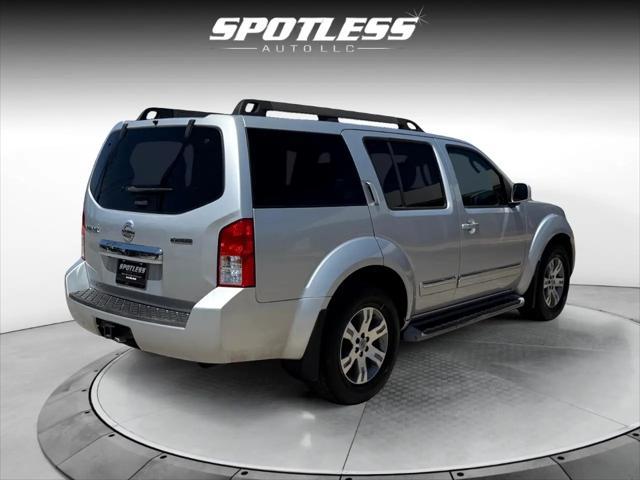 Photo of 2011 Silver Lightning Metallic Nissan Pathfinder