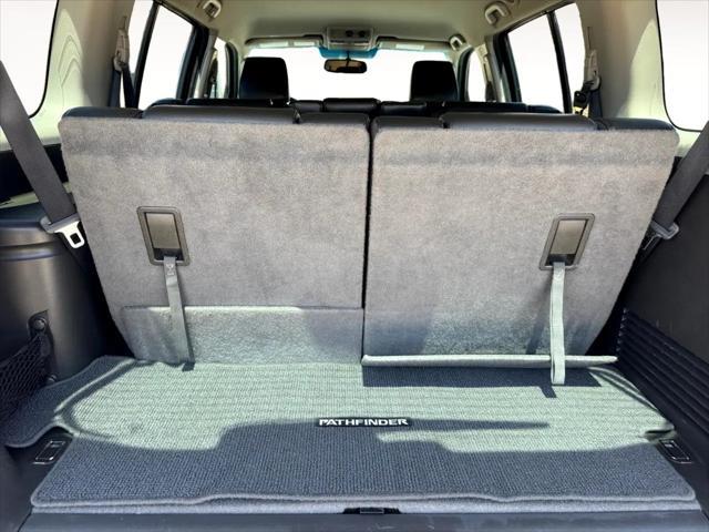 Photo of 2011 Silver Lightning Metallic Nissan Pathfinder