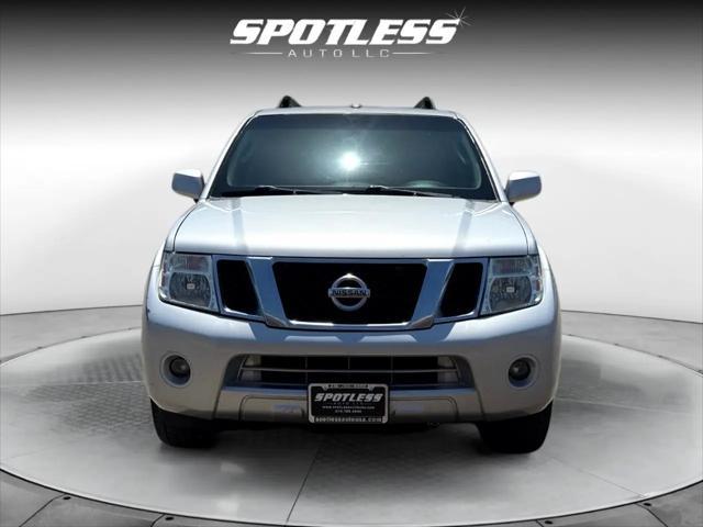 Photo of 2011 Silver Lightning Metallic Nissan Pathfinder