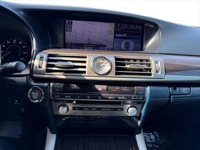 Photo of 2013 White Lexus LS 460