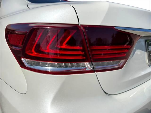 Photo of 2013 White Lexus LS 460