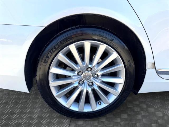 Photo of 2013 White Lexus LS 460