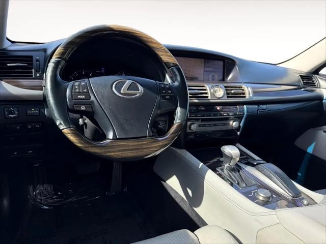 Photo of 2013 White Lexus LS 460