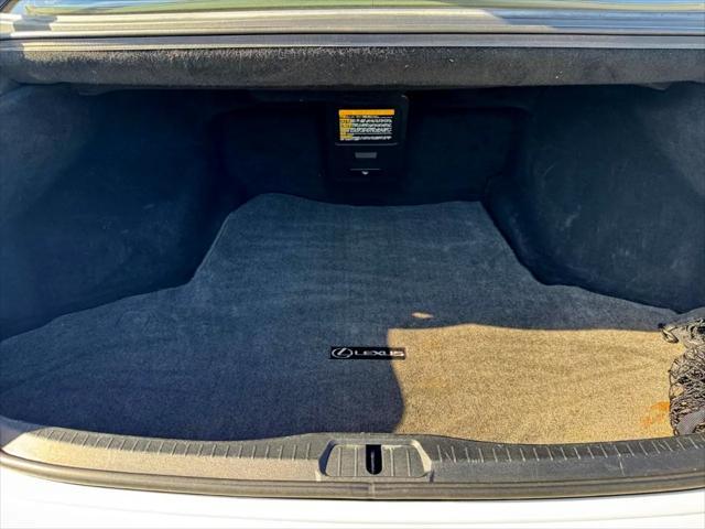 Photo of 2013 White Lexus LS 460