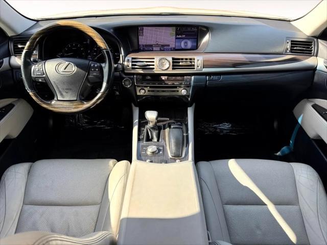 Photo of 2013 White Lexus LS 460