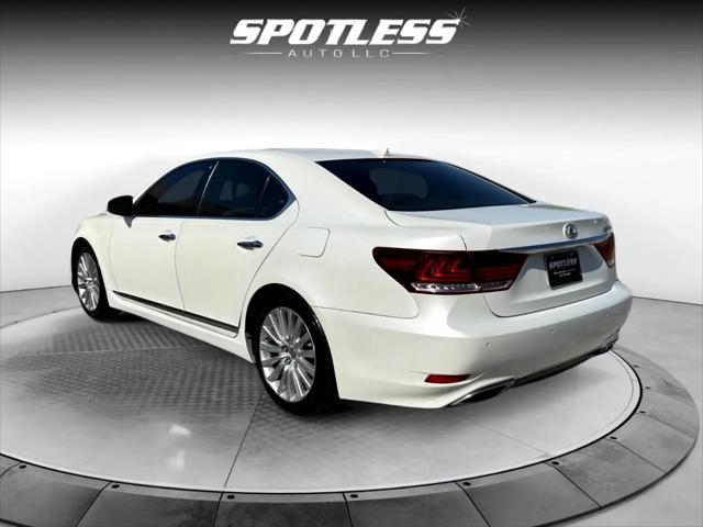Photo of 2013 White Lexus LS 460