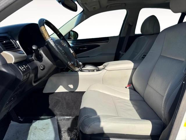 Photo of 2013 White Lexus LS 460