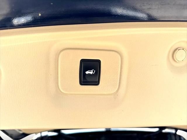 Photo of 2014 Super Black Nissan Pathfinder