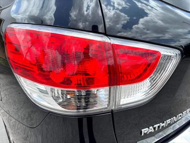 Photo of 2014 Super Black Nissan Pathfinder
