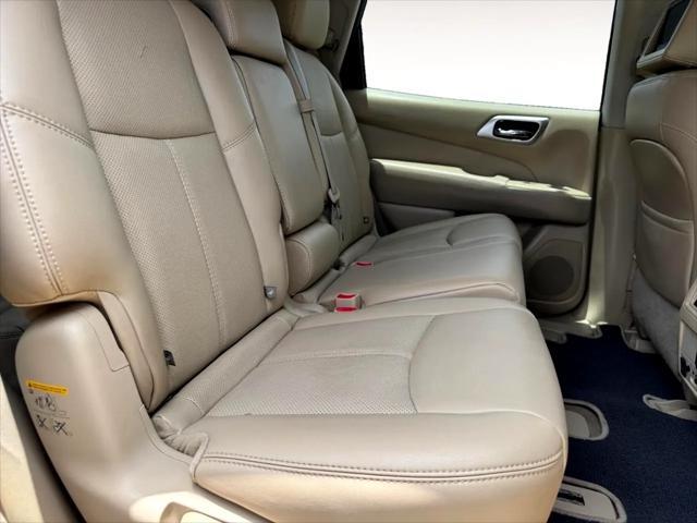 Photo of 2014 Super Black Nissan Pathfinder