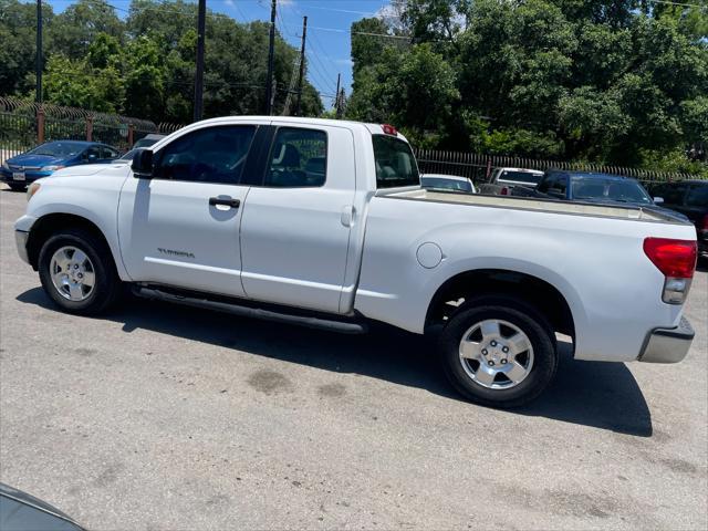 Photo of 2008 white Toyota Tundra