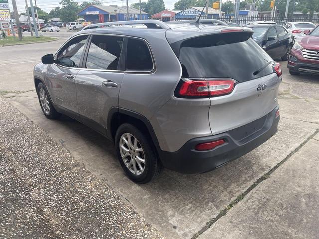 Photo of 2015 Gray Jeep Cherokee