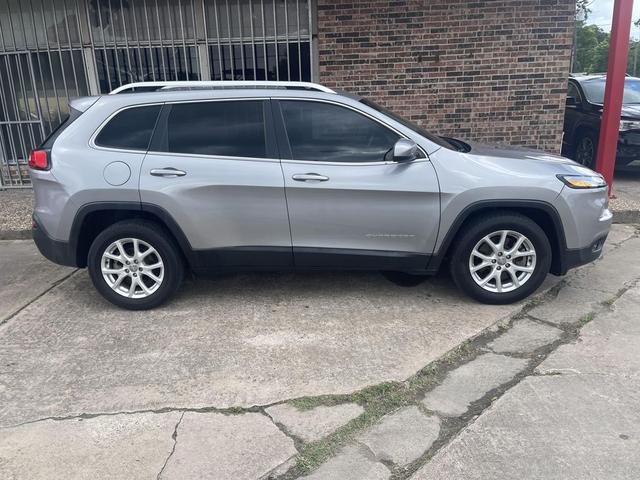 Photo of 2015 Gray Jeep Cherokee