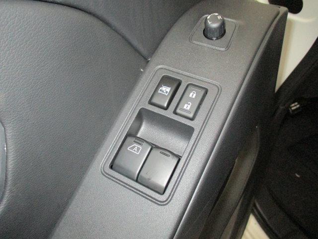 Photo of 2025 Glacier White Nissan Frontier