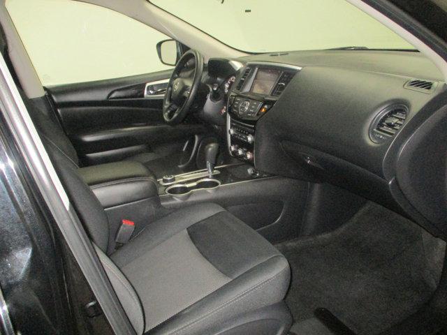 Photo of 2019 Magnetic Black Pearl Nissan Pathfinder