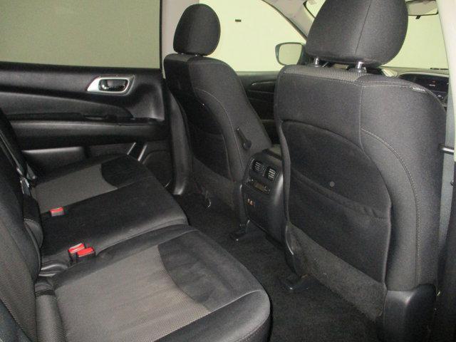 Photo of 2019 Magnetic Black Pearl Nissan Pathfinder