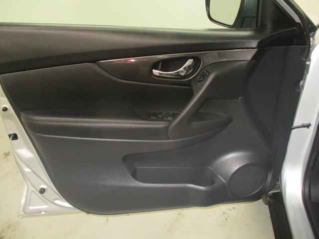 Photo of 2017 Brilliant Silver Nissan Rogue