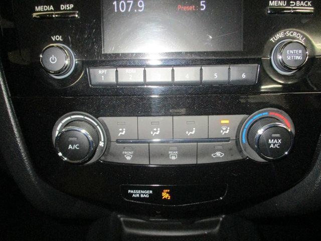 Photo of 2017 Brilliant Silver Nissan Rogue