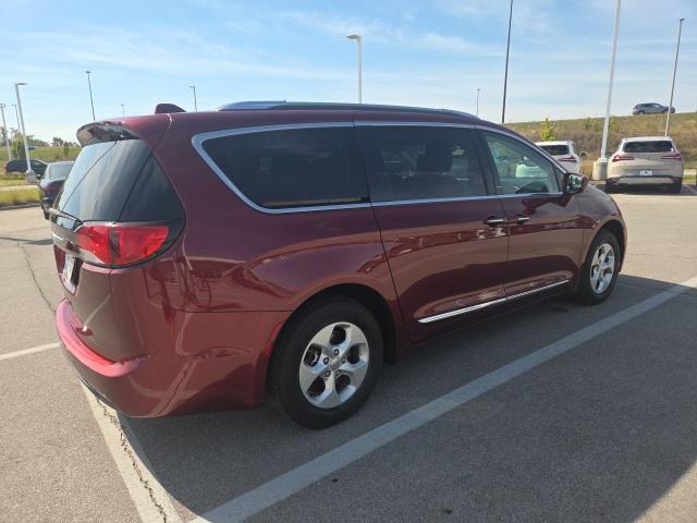 Photo of 2017 Velvet Red Pearlcoat Chrysler Pacifica