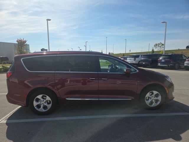Photo of 2017 Velvet Red Pearlcoat Chrysler Pacifica