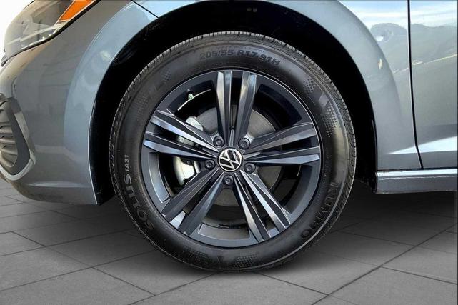 Photo of 2024 Platinum Gray Metallic Volkswagen Jetta