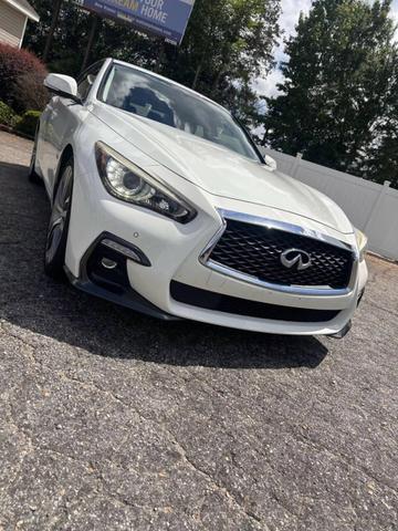 Photo of 2018 White INFINITI Q50