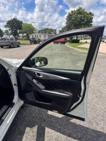 Photo of 2018 White INFINITI Q50