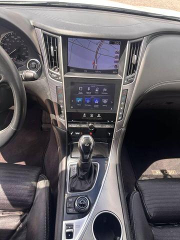 Photo of 2018 White INFINITI Q50