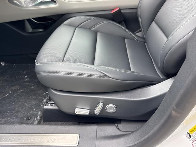 Photo of 2025 White Platinum Clearcoat Metallic Lincoln Nautilus
