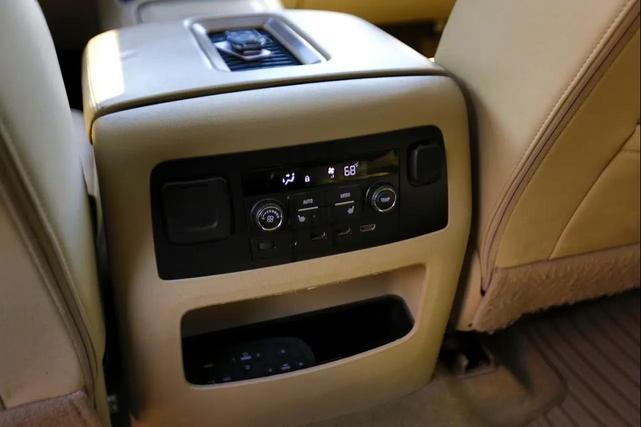Photo of 2018 Pearl White GMC Yukon
