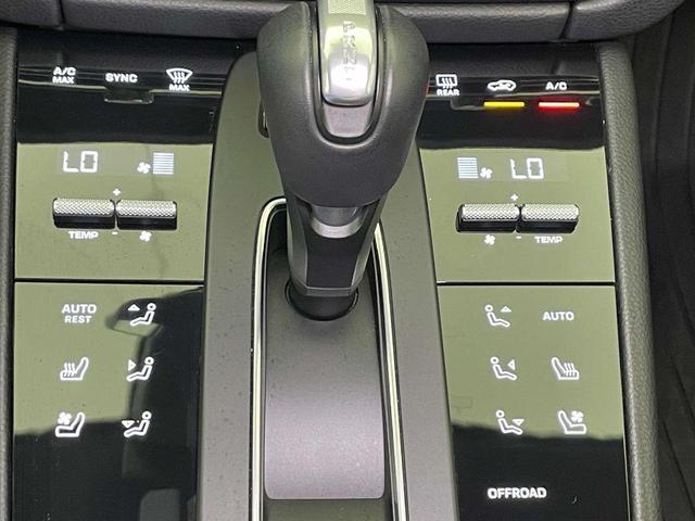 Photo of 2024 Jet Black Metallic Porsche Macan