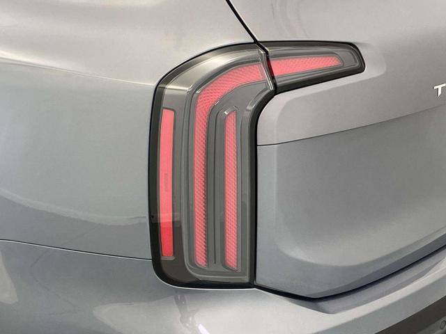 Photo of 2024 Everlasting Silver Kia Telluride