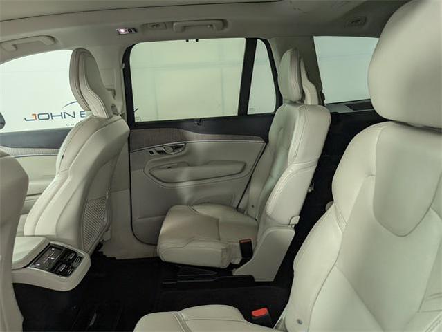 Photo of 2022 Onyx Black Metallic Volvo XC90