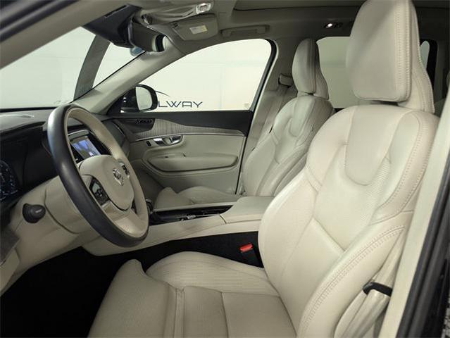 Photo of 2022 Onyx Black Metallic Volvo XC90