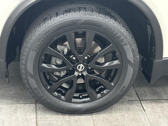 Photo of 2017 Glacier White Nissan Rogue