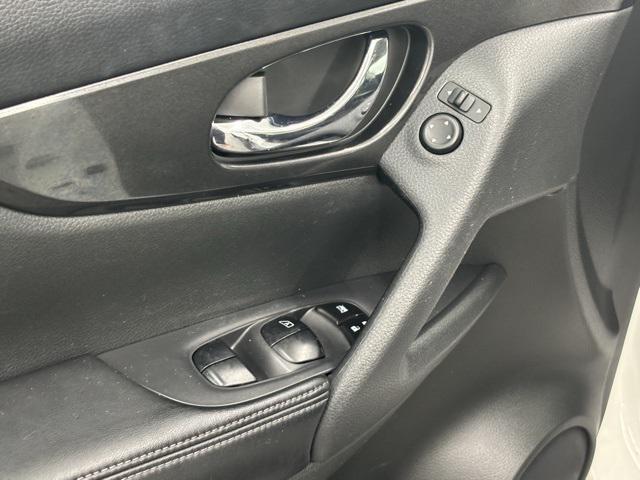 Photo of 2017 Glacier White Nissan Rogue