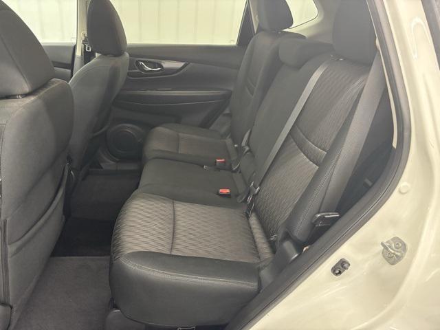 Photo of 2017 Glacier White Nissan Rogue