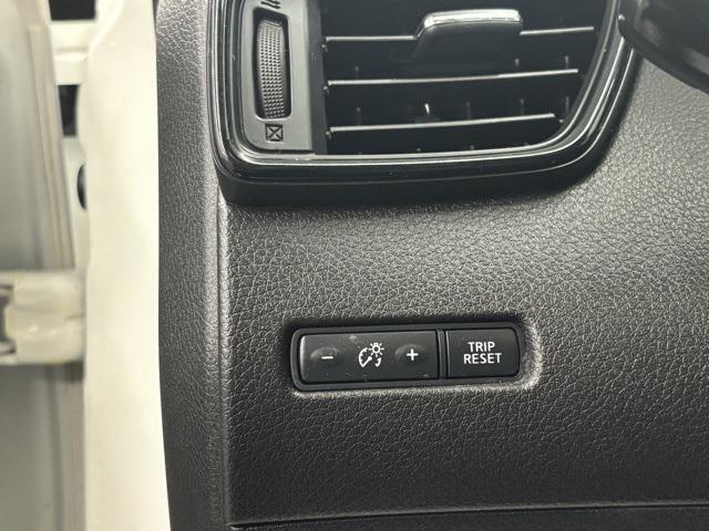 Photo of 2017 Glacier White Nissan Rogue