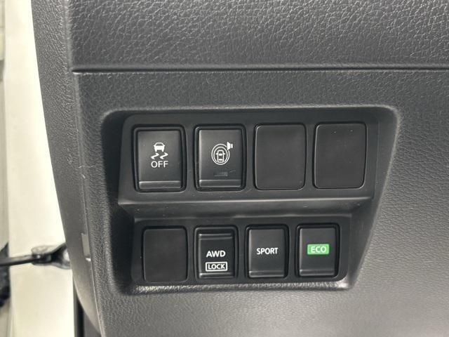 Photo of 2017 Glacier White Nissan Rogue