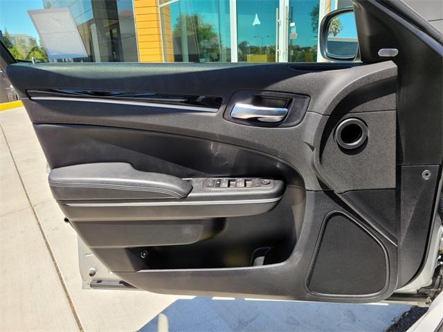 Photo of 2023 Silver Mist Clearcoat Chrysler 300