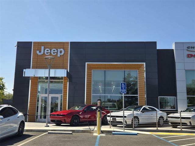 Photo of 2023 Silver Mist Clearcoat Chrysler 300