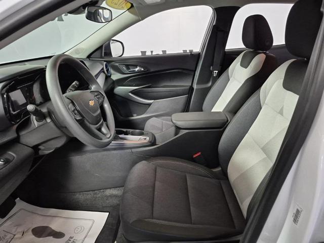 Photo of 2025 Summit White Chevrolet Trax